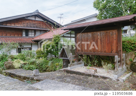 岐阜県　馬籠宿「中山道・陣場・高札場」の説明板と天水桶（防火用の桶と樽） 119503686