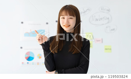 人差し指を立てて案内する若い女性・ビジネスウーマン 119503824