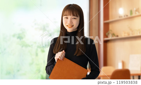 バインダーを持つ笑顔の女性・ビジネスウーマン 119503838