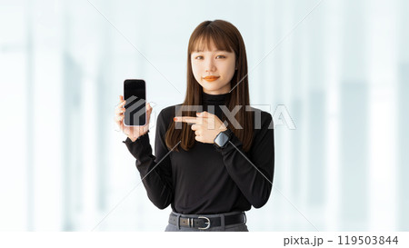 スマホを指差す若い女性・ビジネスウーマン 119503844