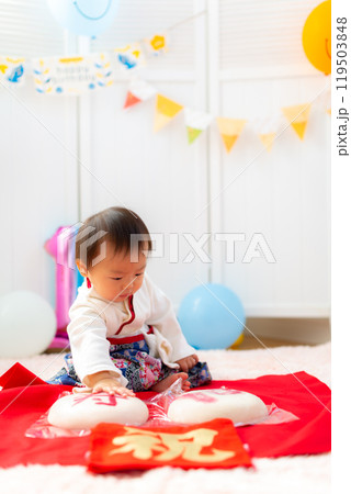 1歳の誕生日を祝う袴を着た男児 1歳 1歳の誕生日を祝う袴を着た男児 1歳 119503848