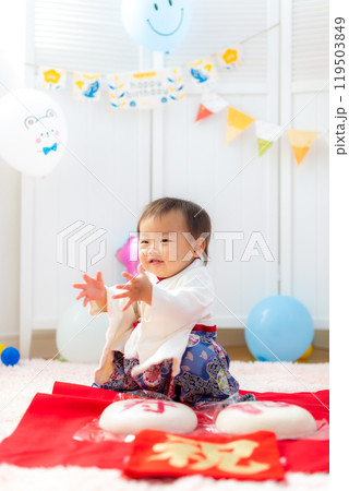 1歳の誕生日を祝う袴を着た男児 1歳 1歳の誕生日を祝う袴を着た男児 1歳 119503849