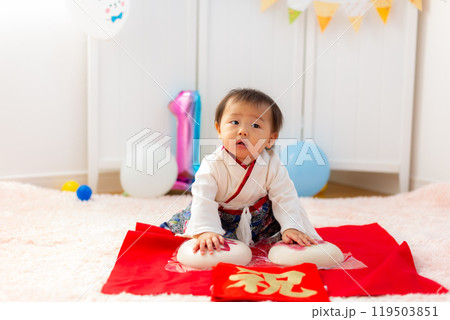 1歳の誕生日を祝う袴を着た男児 1歳 1歳の誕生日を祝う袴を着た男児 1歳 119503851