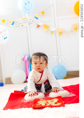1歳の誕生日を祝う袴を着た男児 1歳 1歳の誕生日を祝う袴を着た男児 1歳 119503852