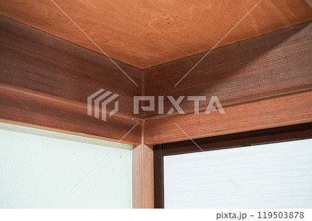 掃除前のアクのついた和室の白木の柱 wooden pillars old lye 掃除前のアクのついた和室の白木の柱 wooden pillars old lye 119503878