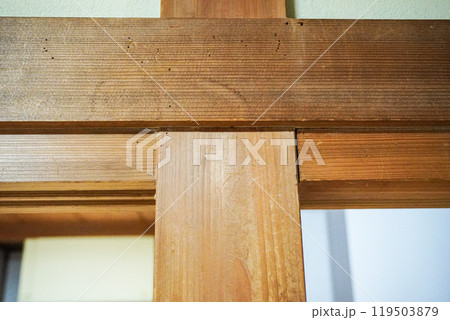 掃除前のアクのついた和室の白木の柱 wooden pillars old lye 掃除前のアクのついた和室の白木の柱 wooden pillars old lye 119503879