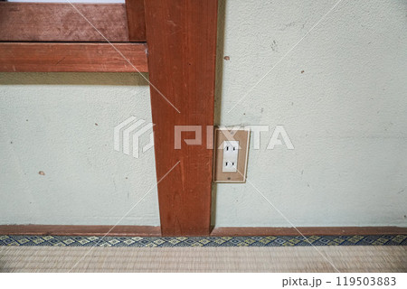 掃除前のアクのついた和室の白木の柱 wooden pillars old lye 119503883