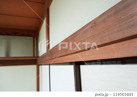 掃除前のアクのついた和室の白木の柱 wooden pillars old lye 119503885