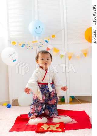 1歳の誕生日を祝う袴を着た男児　1歳 119503898
