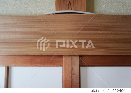 掃除後 アクの取れた和室の白木の柱 wooden pillars lye after clean 掃除後 アクの取れた和室の白木の柱 wooden pillars lye after clean 119504044