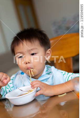 ひとりで食べる幼児の食事　離乳食 119504095