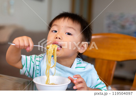 ひとりで食べる幼児の食事　離乳食 119504097