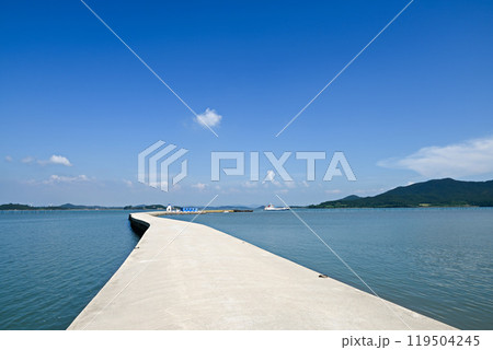 【韓国/全羅南道】新安郡1004の島々・大奇点島の長い桟橋 119504245