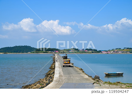 【韓国/全羅南道】新安郡1004の島々・大奇点島と屏風島を結ぶ海床路 【韓国/全羅南道】新安郡1004の島々・大奇点島と屏風島を結ぶ海床路 119504247