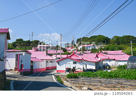【韓国/全羅南道】新安郡1004の島々・屏風島のピンク屋根の集落 【韓国/全羅南道】新安郡1004の島々・屏風島のピンク屋根の集落 119504263