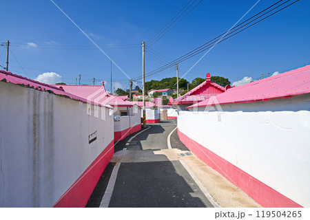 【韓国/全羅南道】新安郡1004の島々・屏風島のピンク屋根の集落 【韓国/全羅南道】新安郡1004の島々・屏風島のピンク屋根の集落 119504265