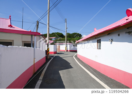 【韓国/全羅南道】新安郡1004の島々・屏風島のピンク屋根の集落 【韓国/全羅南道】新安郡1004の島々・屏風島のピンク屋根の集落 119504266