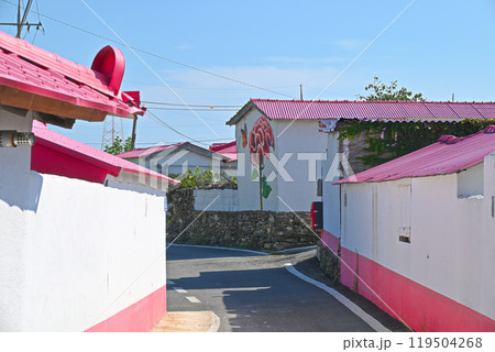 【韓国/全羅南道】新安郡1004の島々・屏風島のピンク屋根の集落 【韓国/全羅南道】新安郡1004の島々・屏風島のピンク屋根の集落 119504268
