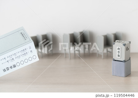 投票用紙とミニチュアの投票箱、投票記載台 119504446