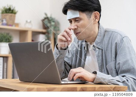 体調不良でも仕事をする男性 発熱 頭痛 倦怠感 睡眠不足 体調不良でも仕事をする男性 発熱 頭痛 倦怠感 睡眠不足 119504809