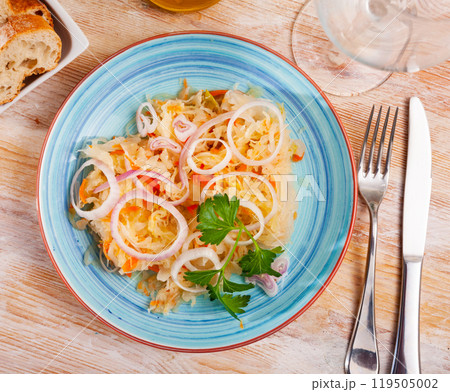 Sauerkraut with onion and greens 119505002