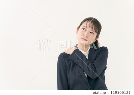 肩こりに悩む女性 肩こりに悩む女性 119506121