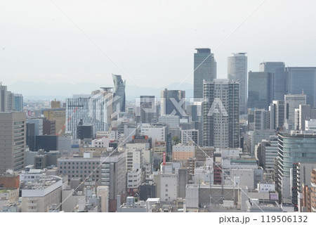 名古屋の都心のビル群 119506132