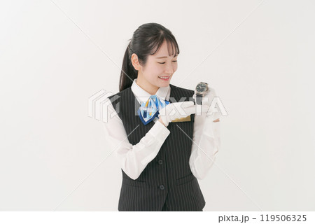 腕時計の買い取りをする女性 119506325
