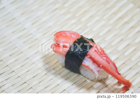 このお寿司はネタが「蟹（crab）」です。 119506390
