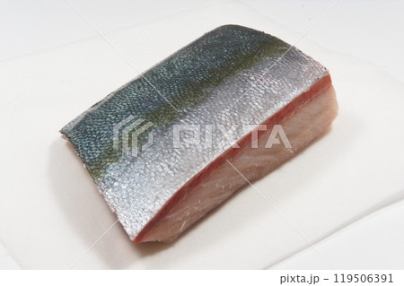 透明感と光沢が美しいブリ（Yellowtail） 119506391