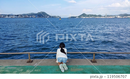 関門海峡の海を眺める少女の後ろ姿 関門海峡の海を眺める少女の後ろ姿 119506707