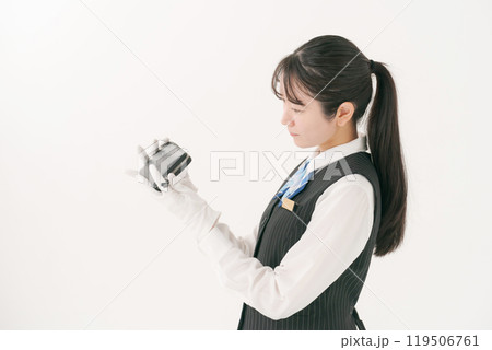 財布を鑑定する女性 119506761