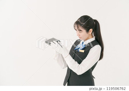 財布を鑑定する女性 119506762