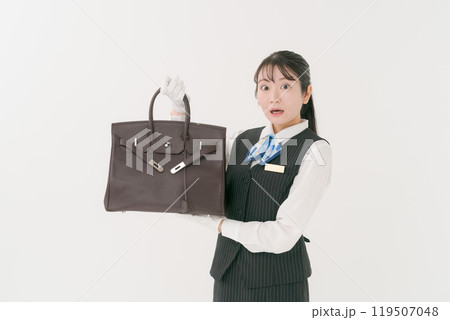中古のバッグの査定をする女性スタッフ 119507048