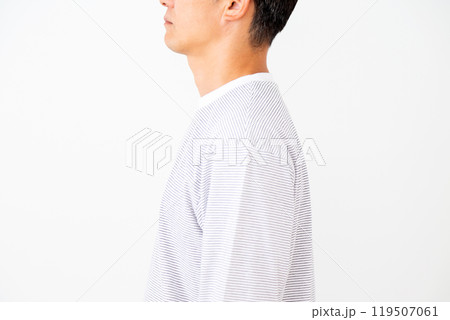 ミドル男性の立ち姿勢 119507061