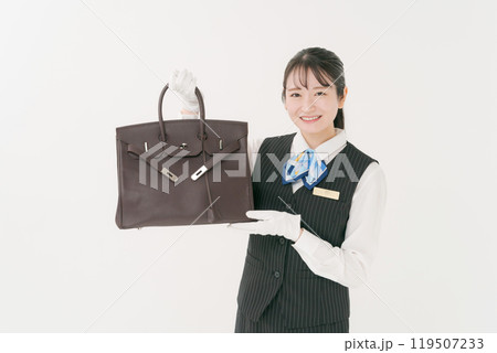 中古のバッグの査定をする女性スタッフ 119507233