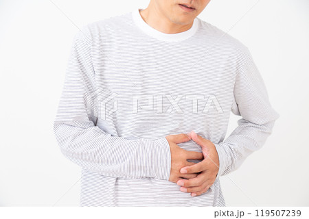 左腹を押さえて苦しむミドル男性 左腹を押さえて苦しむミドル男性 119507239