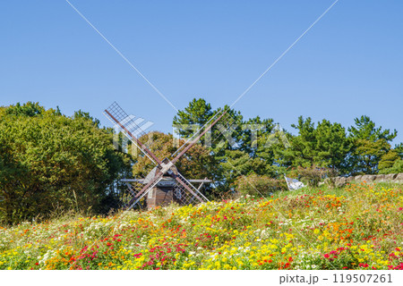 秋の名城公園の風車（名古屋市北区） 119507261