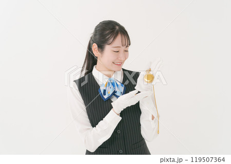 貴金属の査定をする女性スタッフ 貴金属の査定をする女性スタッフ 119507364
