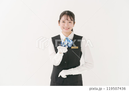 白い手袋をした事務服の女性 119507436