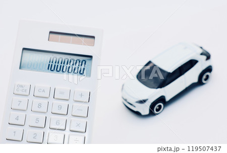 車のおもちゃと電卓 119507437