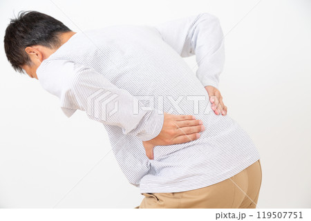 腰を押さえる腰痛のミドル男性 119507751