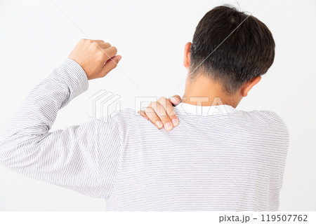 肩こりに苦しむミドル男性 119507762