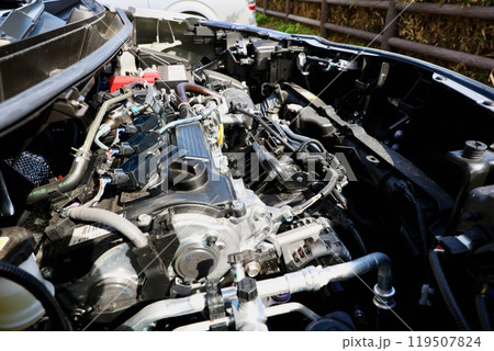 自動車のフロント部に保管されているエンジン 自動車のフロント部に保管されているエンジン 119507824