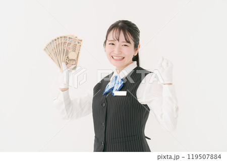 現金を持つ白い手袋の女性 119507884