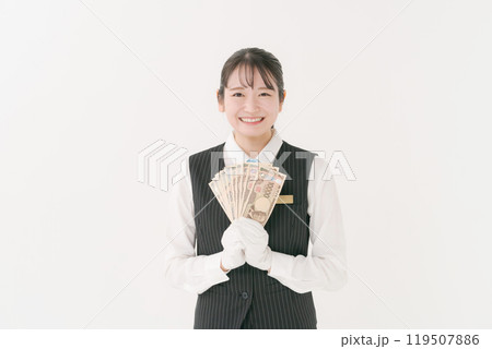 現金を持つ白い手袋の女性 119507886