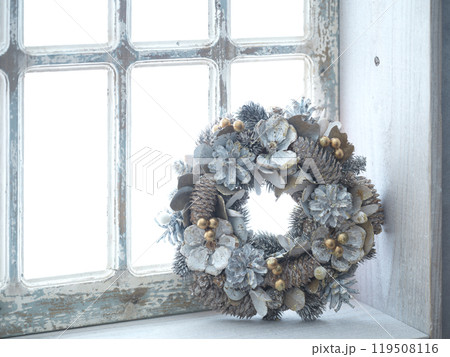 窓辺に立て掛けられたクリスマスリース　クリスマスイメージ 119508116