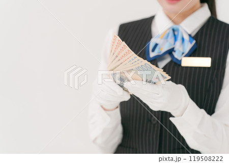 お札を持つ白い手袋の女性 119508222