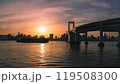 沈む夕日とレインボーブリッジ 119508300