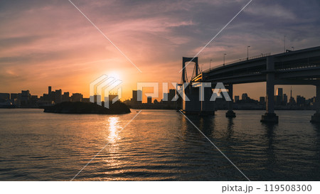 沈む夕日とレインボーブリッジ 119508300